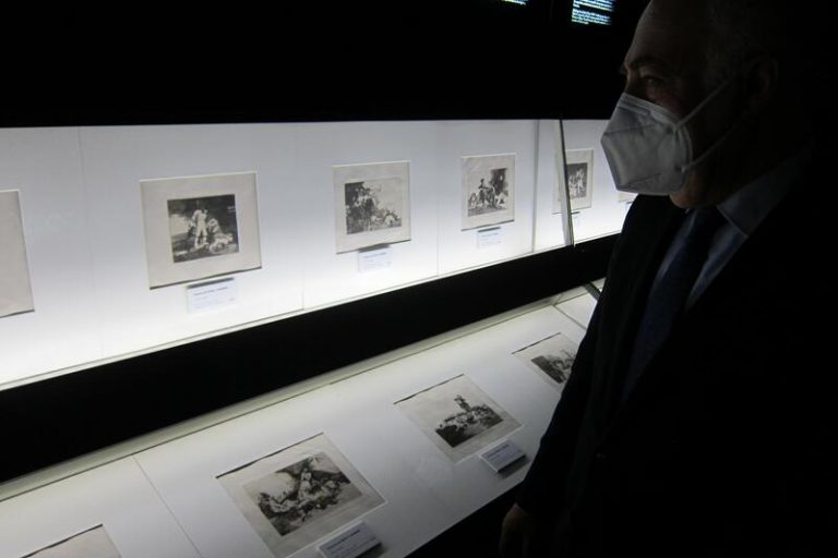 El director de Fundación Ibercaja visita ‘Los desastres de la guerra’
