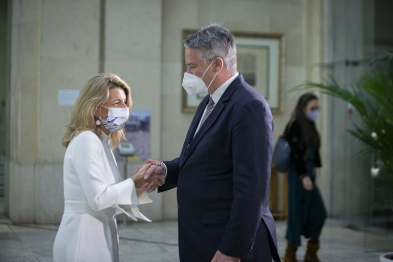 Díaz asegura a la OCDE que reforzará la cooperación en materia laboral ante los efectos de la guerra