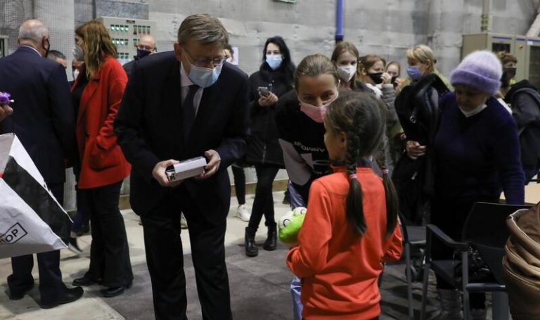 Puig traslada su «máximo apoyo» a las personas refugiadas que se encuentran en la Ciudad de la Luz de Alicante