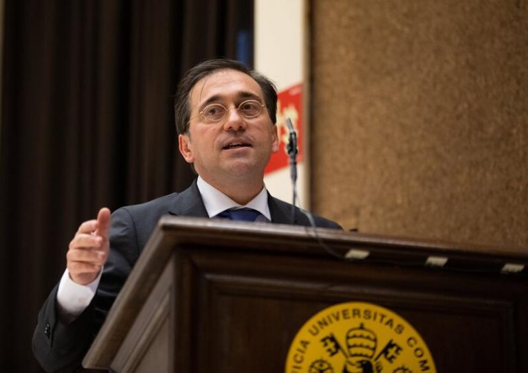 Albares dice, sobre una hipotética adhesión de Ucrania a la UE, que no puede hacerse «bajo un golpe de emoción»