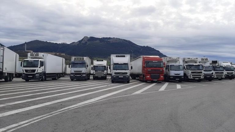 El Gobierno se compromete a garantizar el trabajo de la «mayoría» de transportistas que no secundan el paro