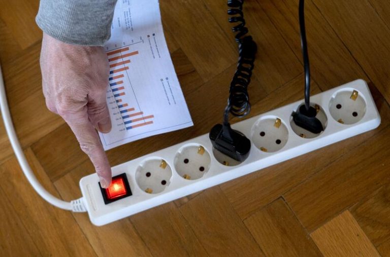 El precio de la luz baja un 17,6% este jueves y se aleja de la cota de los 250 euros/MWh
