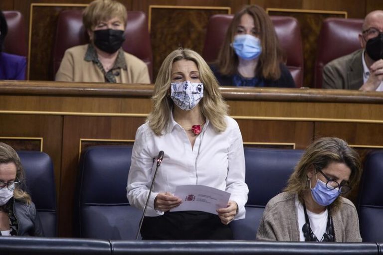 Díaz ve «inadecuadas» las recetas del PP y le reta a apoyar el plan del Gobierno en vez de dar una «alfombra roja» a Vox