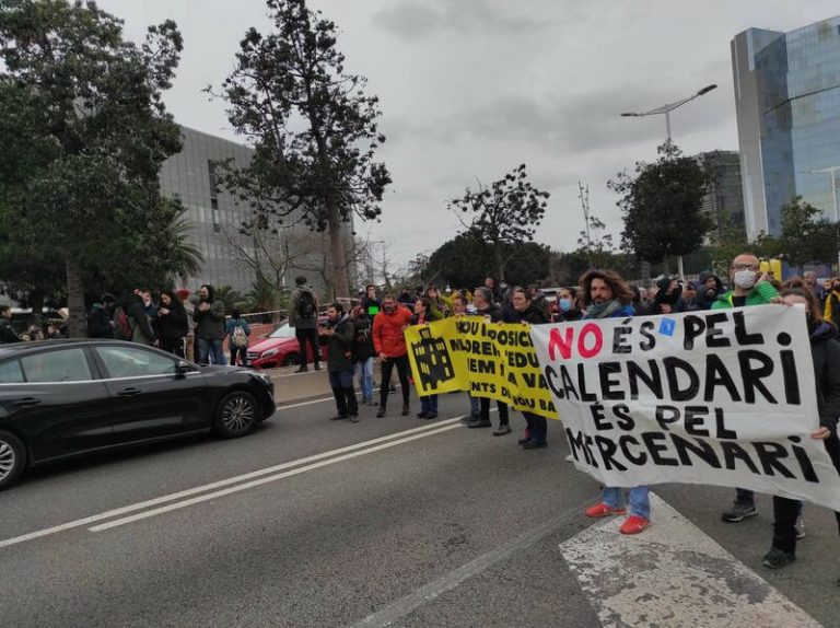 Un centenar de manifestantes corta la Ronda Litoral de Barcelona por la huelga educativa