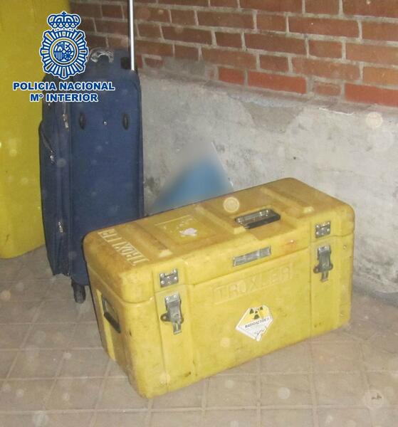 Recuperado en Usera el maletín radiactivo robado en Humanes (Madrid), abandonado junto a cubos de basura