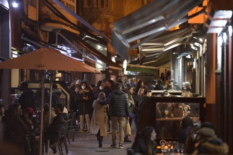 Galicia sigue por encima de los 2.000 contagios y supera los 20.000 casos activos
