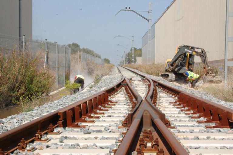 Adif adjudica el suministro de pasos a nivel elastoméricos por valor de 1,2 millones de euros a Tecnivial