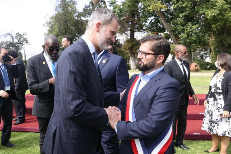 FAES afea al nuevo presidente «comunista» de Chile su agravio a Felipe VI