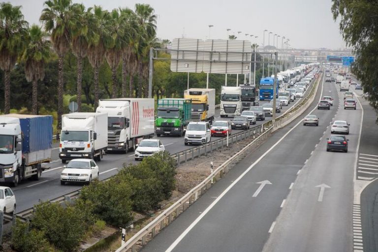 La industria urge a la «intervención urgente» de la Administración frente al paro de transportistas