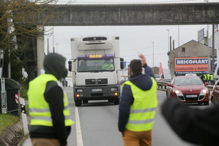 El Gobierno identifica un «grupo de ultras que está intentando someter al país» en el paro de transportistas