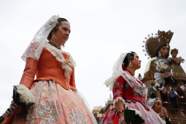 Miles de falleros en Valencia comienzan a desfilar en la ofrenda a la Virgen de los Desamparados pese a la lluvia