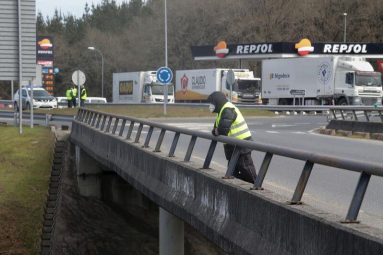 Corte total en la A-6 a su paso por Vega de Valcarce por el paro del transporte