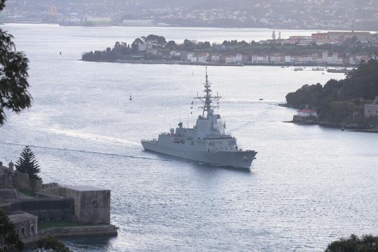 Robles visita hoy en Creta los buques españoles integrados en las agrupaciones de la OTAN que surcan el Mediterráneo