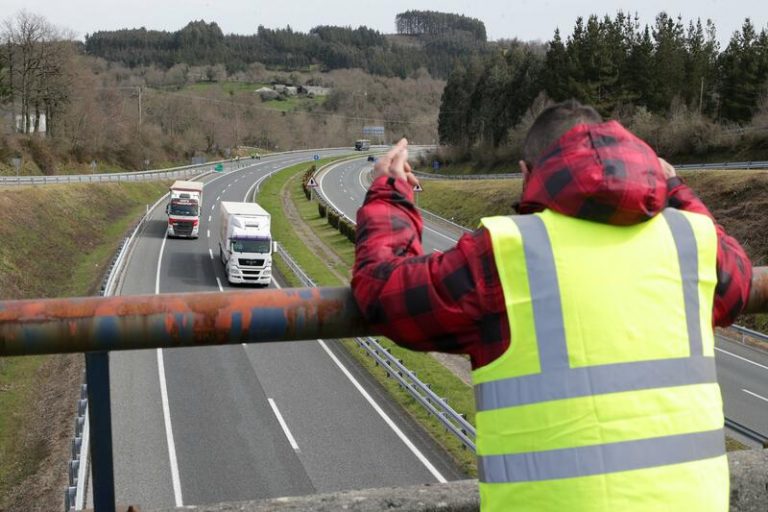 La noche de ‘piquetes’ deja cinco accidentes leves en la A-6 (León) por el lanzamiento de neumáticos en llamas
