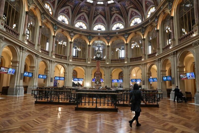 El Ibex 35 se da la vuelta y pierde los 8.400 puntos con una caída del 0,67% en la media sesión