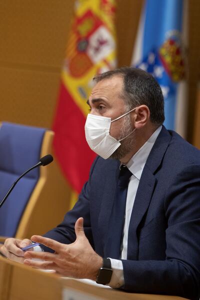 Galicia recuerda la recomendación de usar mascarilla en aglomeraciones tras la retirada en patios de colegio