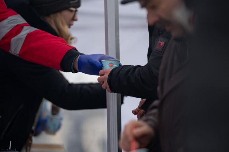 La AEF aconseja hacer donativos a las ONG y «no lanzarse» a recoger refugiados