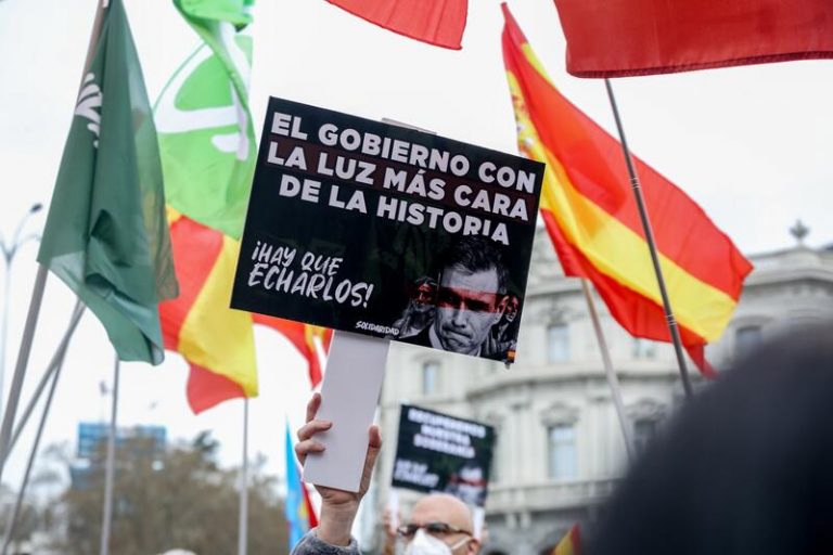 La Policía identifica a 7 miembros de Bastión Frontal en Cibeles tras un «momento de tensión» con simpatizantes de Vox