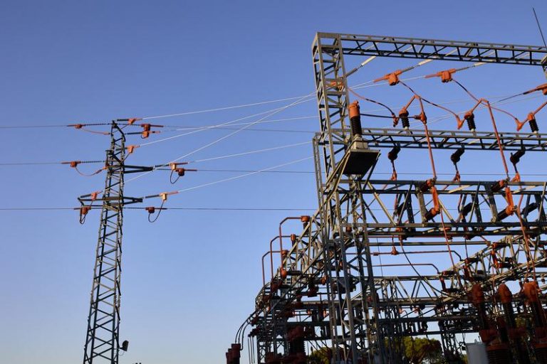La luz sube casi un 11% este lunes pero continúa por debajo de los 250 euros/MWh por quinto día consecutivo