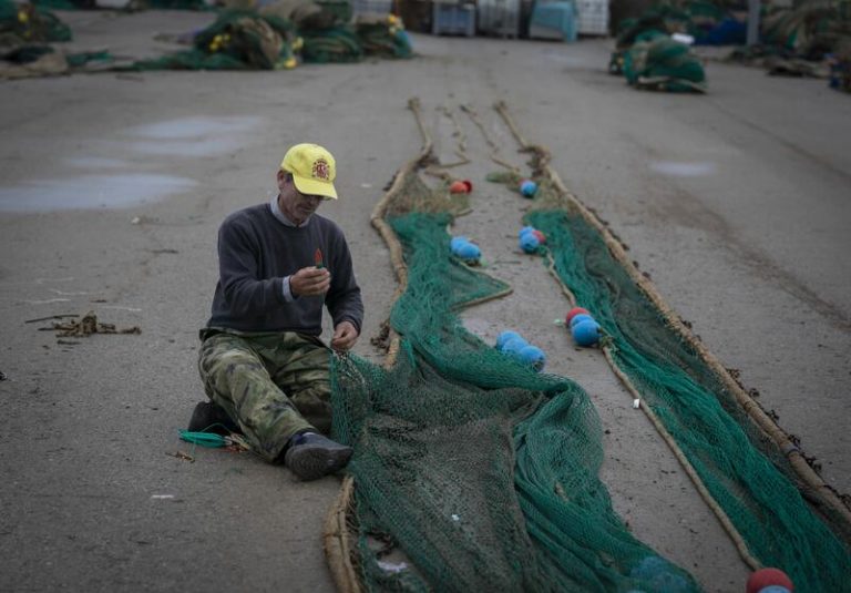 Pescadores andaluces se manifiestan este lunes mientras mantienen la flota amarrada por los altos precios