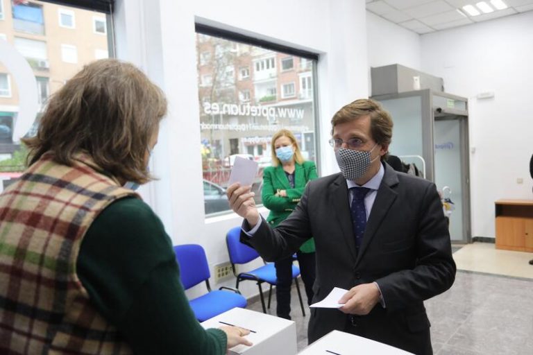 Almeida vota a Feijóo como presidente del PP y llama a los afiliados a «acudir a las sedes y mostrar su apoyo y cariño»