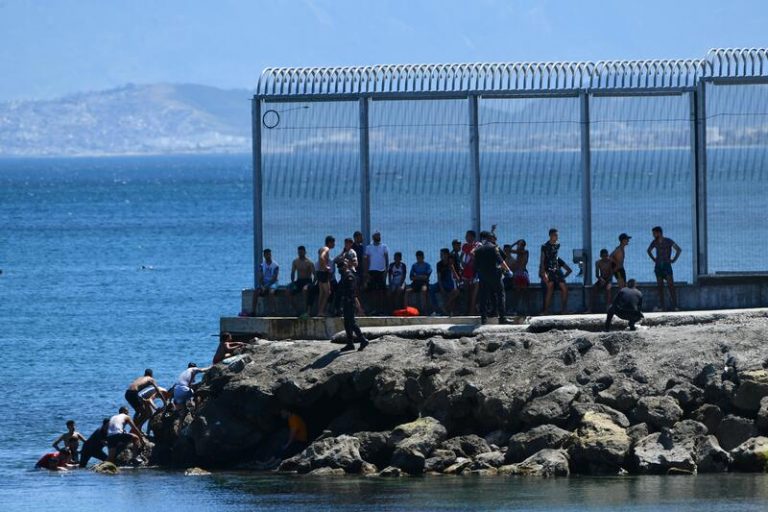España registra la entrada irregular de 50.000 migrantes por sus costas