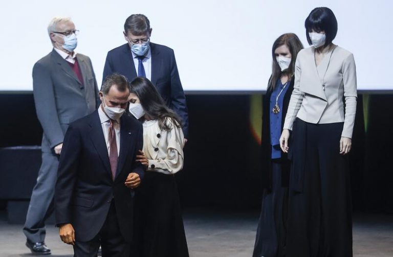 El Rey anima a los diseñadores a «seguir avanzando hacia un norte que conforman las personas»
