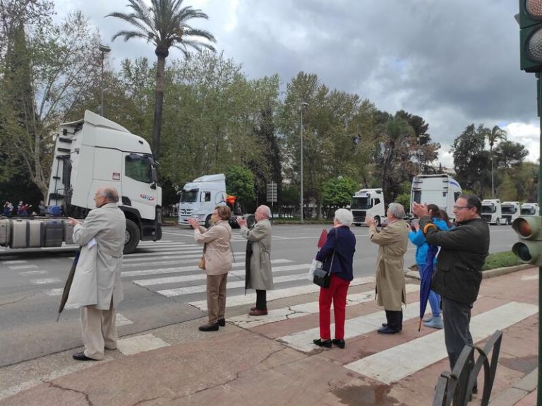 Más de medio millar de camiones colapsa la ciudad de Córdoba y marchan lentos por la A-4 y A-45 más de dos horas