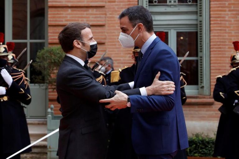 Sánchez apuesta, junto a Macron, por que la Comisión plantee una «respuesta equilibrada» para contener el precio del gas