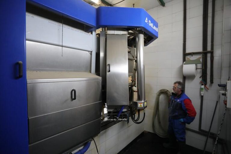 Industria láctea avisa: «Si no se arregla la huelga del transporte los ganaderos tendrán que tirar la leche»