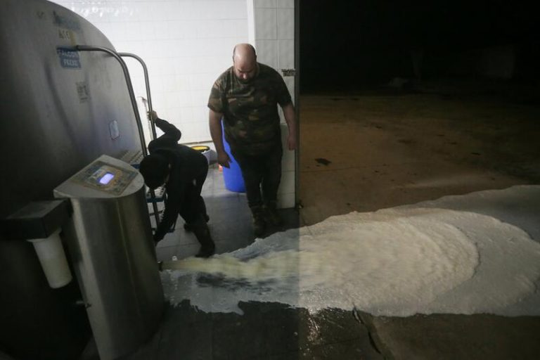 Lactalis avisa de la situación «límite» de las plantas lácteas por el paro del transporte