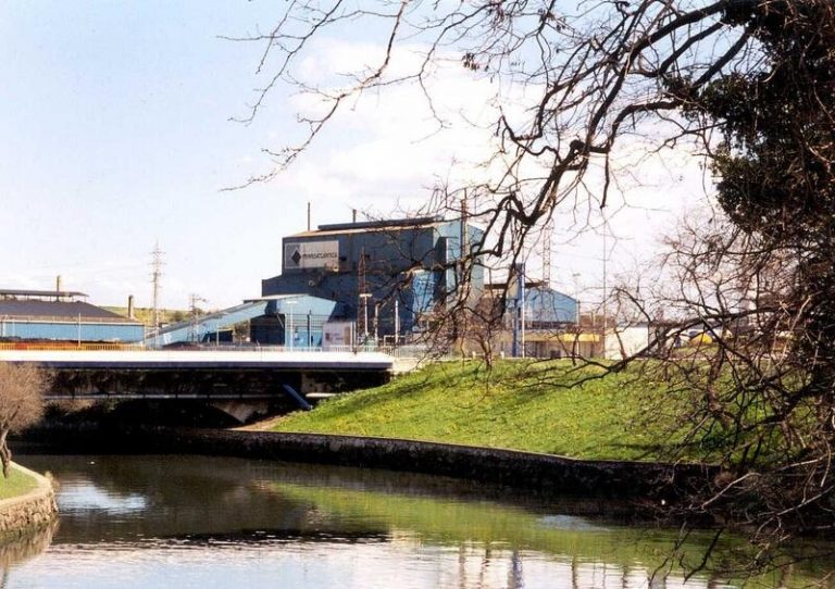 Ferroatlántica tiene un horno funcionando por el coste de la energía, pero prevé arrancar alguno más en abril