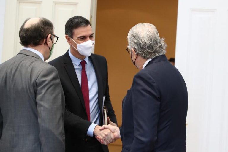 Las eléctricas, dispuestas a «arrimar el hombro», aseguran a Sánchez no tener «beneficios caídos del cielo»