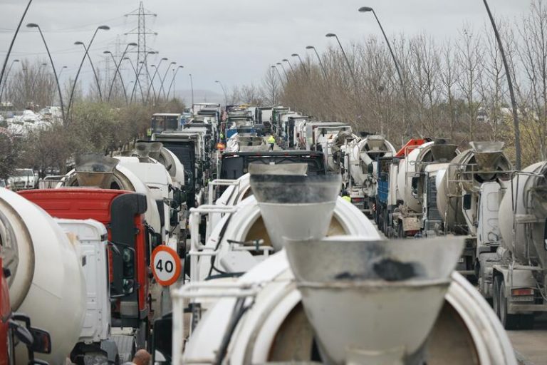 CC.OO. denuncia que los transportistas asalariados son «rehenes y víctimas del caos en el sector»