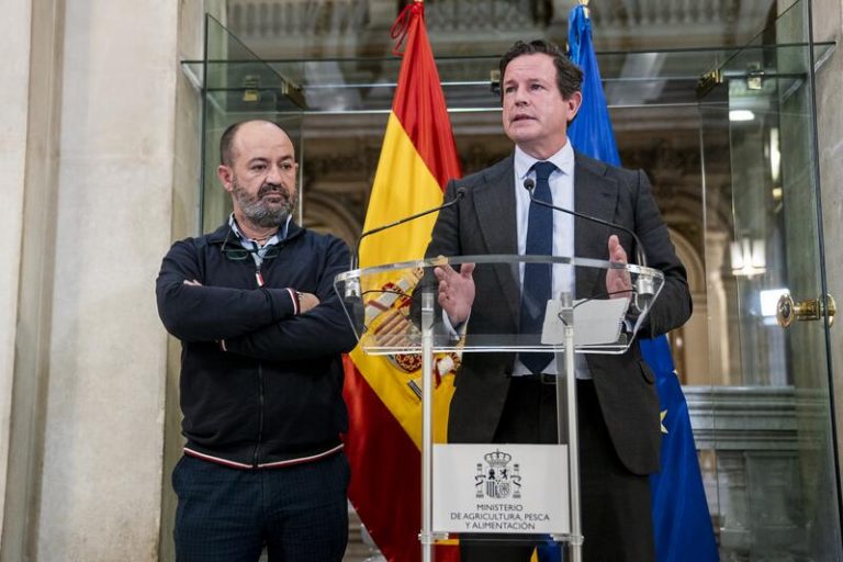 El sector pesquero valora la disposición del Gobierno y decidirán en breve si la flota sigue amarrada