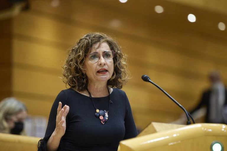 Montero pide un «esfuerzo» a las petroleras para rebajar precios y descarta tocar impuestos sobre carburantes