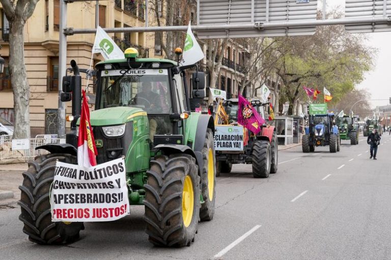 Una marcha lenta de tractores en la M-404 reclamará este viernes medidas frente a la «brutal subida» de costes agrarios