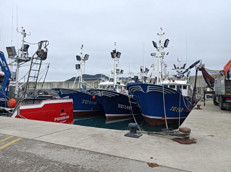 Los pescadores de cerco del Cantábrico se reúnen hoy para decidir si el lunes vuelven a faenar