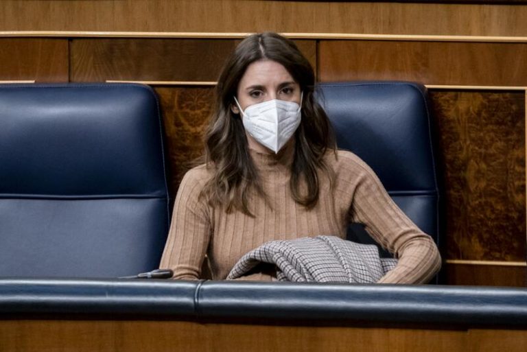 Montero acusa de transfuguismo a la diputada Meri Pita y le exige que deje el escaño