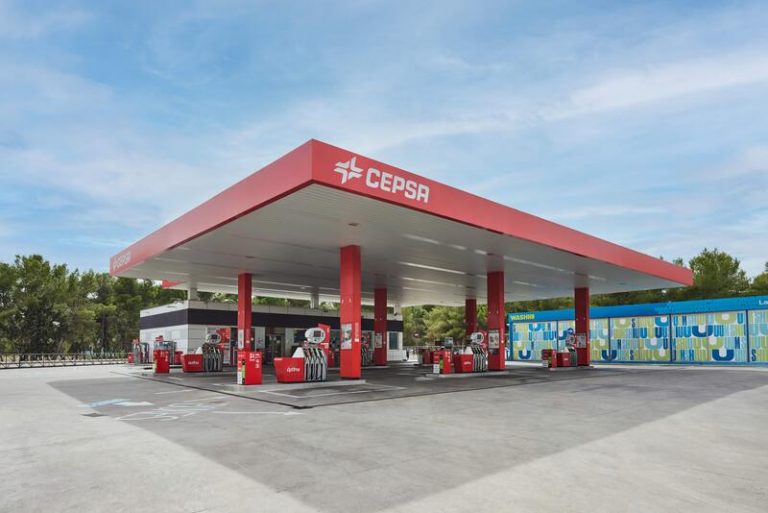 Cepsa ofrece un descuento directo de 10 céntimos por litro de combustible para particulares y profesionales