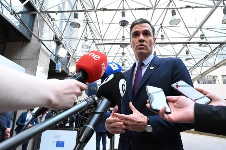 Sánchez fuerza una pausa en las negociaciones de líderes molesto por una filtración