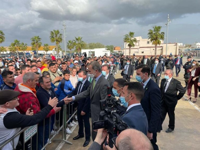 Pescadores de Sanlúcar reciben con aplausos al Rey