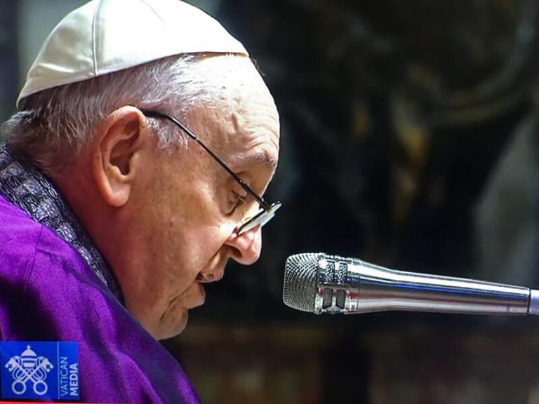 El Papa pide «diálogo y fraternidad» ante «la guerra cruel e insensata que amenaza al mundo»