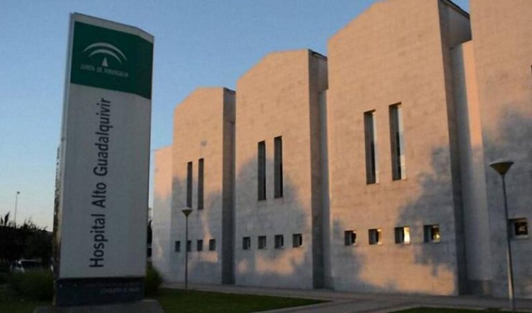 Andalucía suma 14 hospitalizados hasta 582 y las UCI registran un paciente menos hasta 59