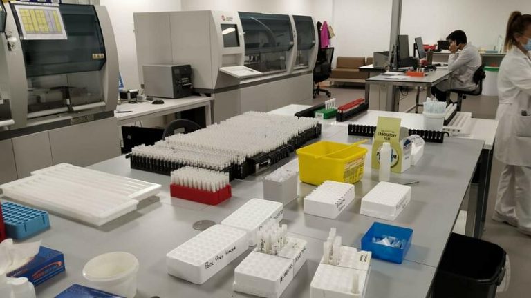Galicia, estable en los casos activos, registra 2.109 contagios y mantiene 439 hospitalizados