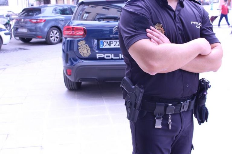 Un policía fuera de servicio salva la vida a una mujer tras sufrir un infarto en Alicante