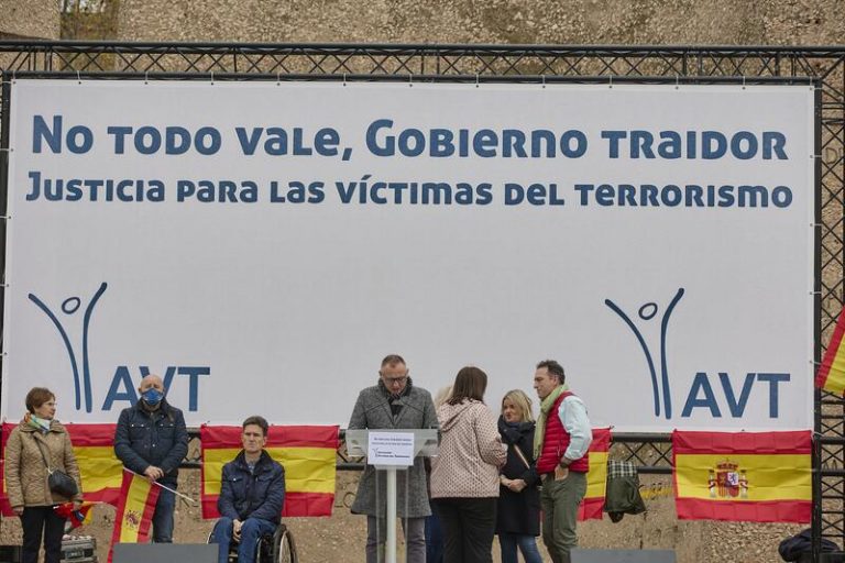 Varios cientos de personas secundan la protesta de AVT contra el «Gobierno traidor»