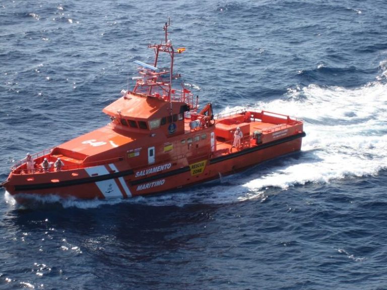 Llegan durante la noche dos embarcaciones irregulares con 113 migrantes a Fuerteventura y Gran Canaria