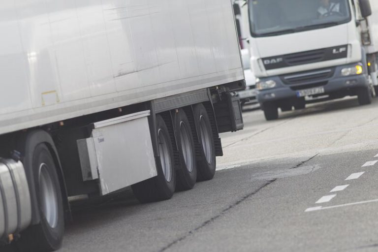 Los transportistas autónomos de Hiru deciden continuar con el paro en el sector