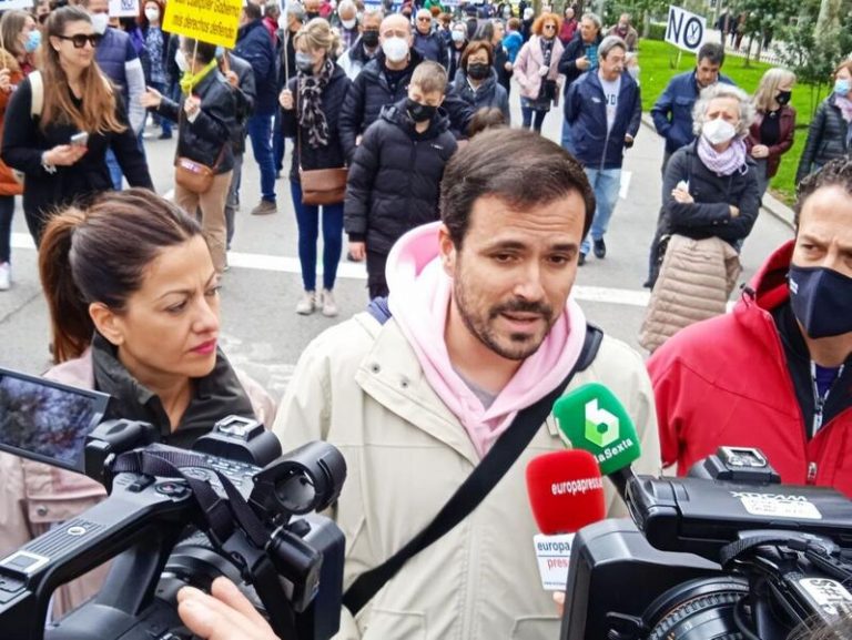 Garzón defiende la AP por ser «un derecho conquistado» y carga contra la derecha